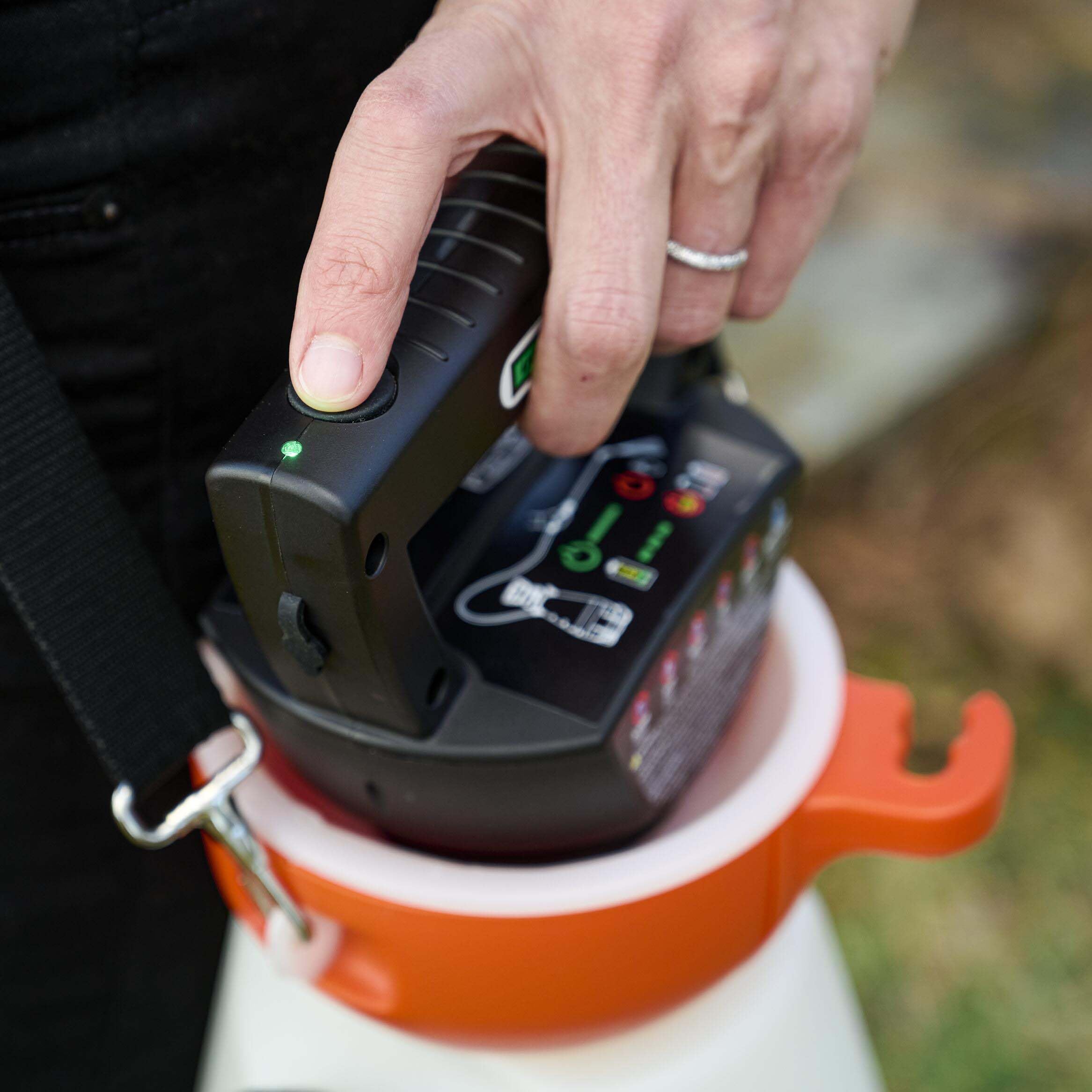 Husqvarna 2 Gallon Battery Handheld Sprayer - Image 5