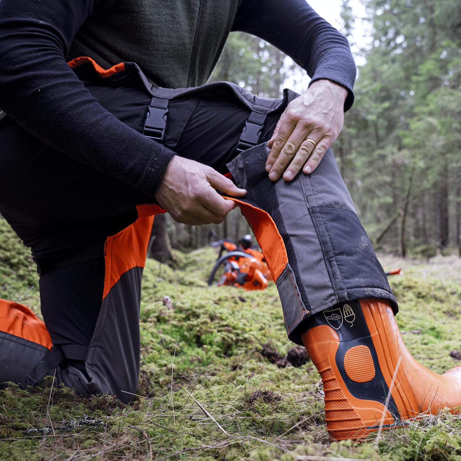 Husqvarna 587160703 40 in. to 42 in. Functional Apron Chainsaw Chaps - Black - Image 4